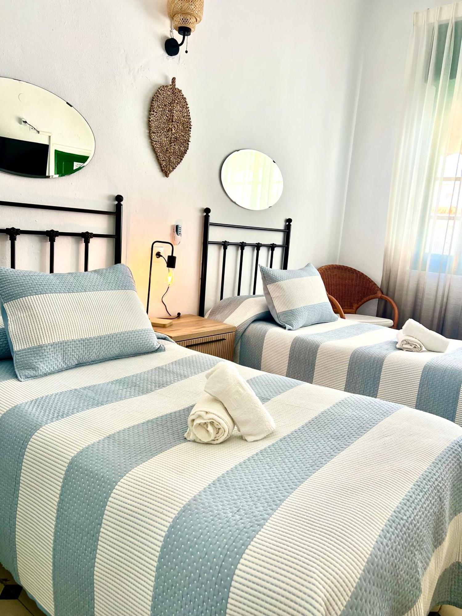 Hostal El Faro Чипиона Экстерьер фото