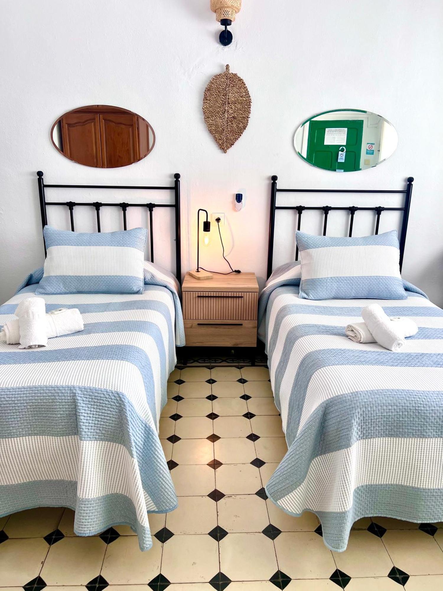 Hostal El Faro Чипиона Экстерьер фото